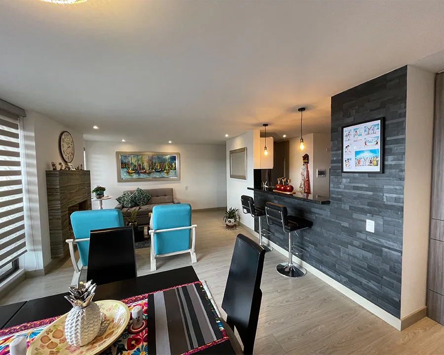 Apartamento moderno con muro 3D autoadhesivo en la cocina y chimenea decorativa en piedra flexible Burning Forest.