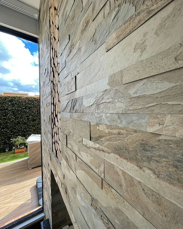 Chimenea central decorativa revestida con piedra flexible StoneFlex 3D autoadhesiva Tan.