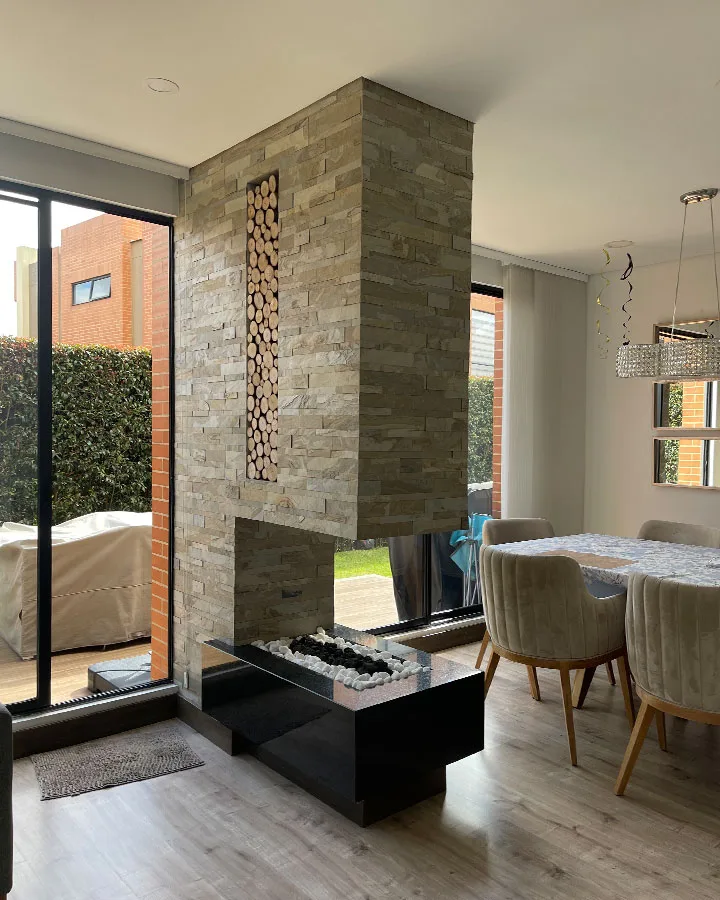 Chimenea central decorativa revestida con piedra flexible StoneFlex 3D autoadhesiva Tan.