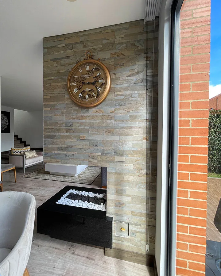 Chimenea central decorativa revestida con piedra flexible StoneFlex 3D autoadhesiva Tan.