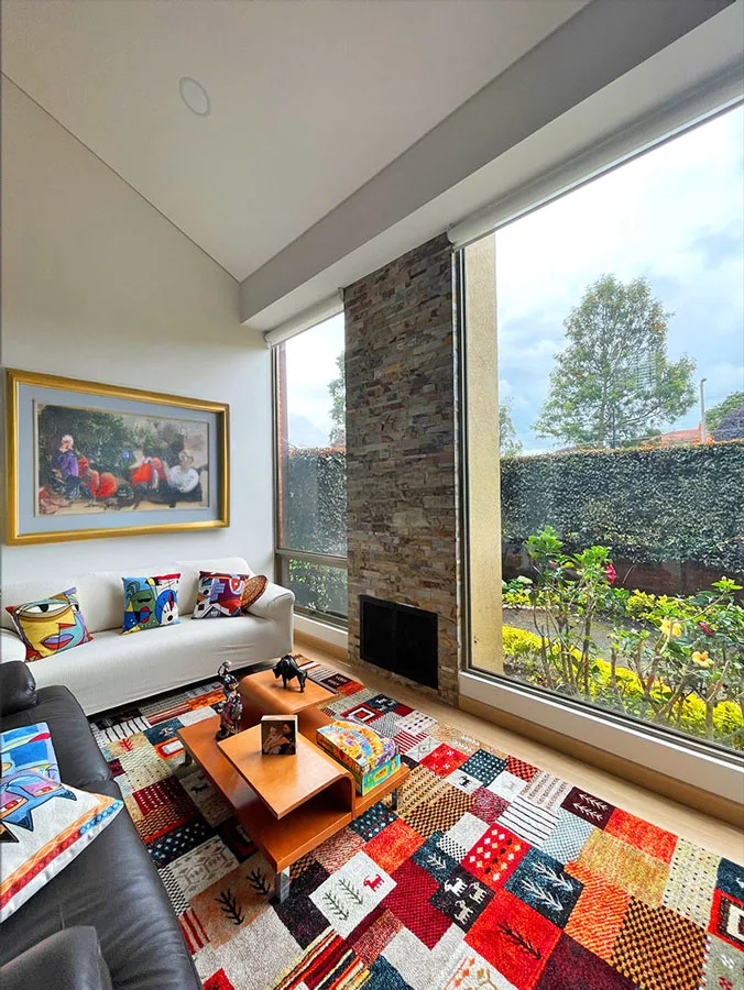 Chimenea decorada con piedra flexible 3D autoadhesiva StoneFlex Indian Rustic en sala con ventanales.