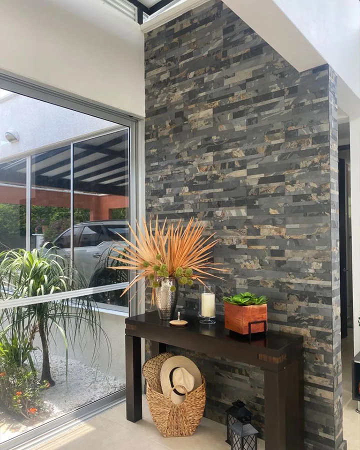 Muro de recibidor decorado con piedra flexible StoneFlex 3D autoadhesiva Indian Rustic.