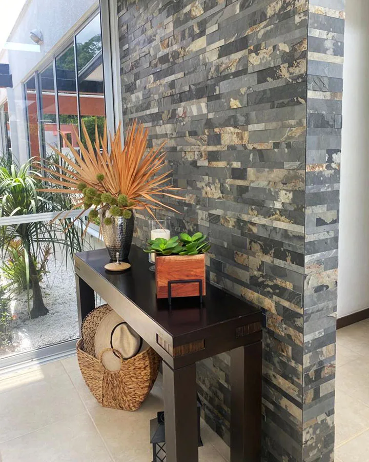 Muro de recibidor decorado con piedra flexible StoneFlex 3D autoadhesiva Indian Rustic.