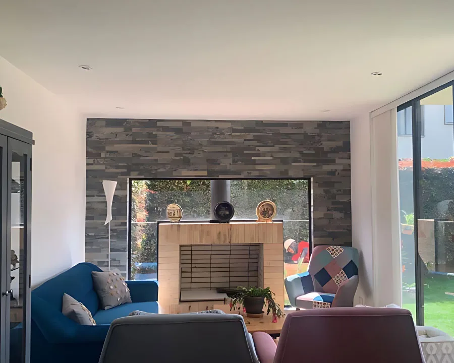 Pared decorativa en sala revestida con piedra flexible StoneFlex 3D autoadhesiva Indian Rustic.