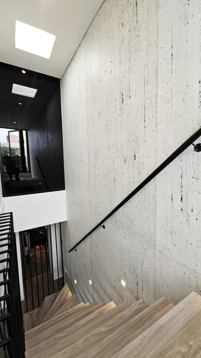 Escalera-lincon-travertino-marfil-2