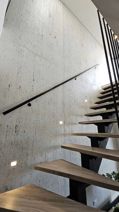 Escalera-lincon-travertino-marfil