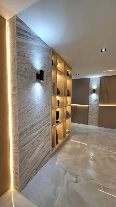 Revestimiento de piedra flexible Carrara de StoneFlex, textura tipo mármol blanco con vetas grises para diseño arquitectónico de interiores.